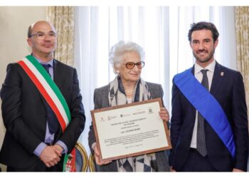 Il sindaco di Reggio Emilia Luca Vecchi ha premiato la senatrice