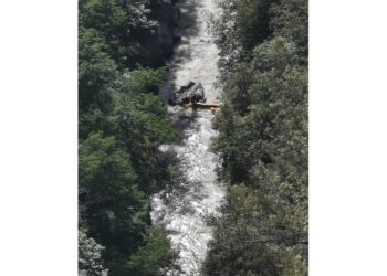 Caduta in acqua insieme ad altri che sono stati recuperati