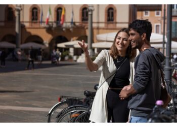 Ragazzi della stessa età che si aiutano a vicenda