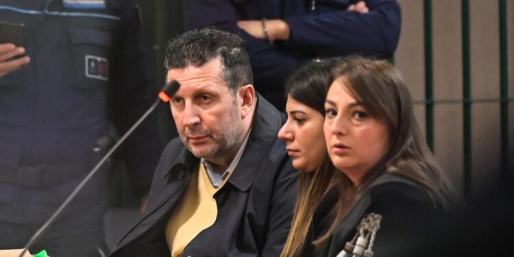 Alessandro Maja in aula al processo. Ferì anche il primogenito