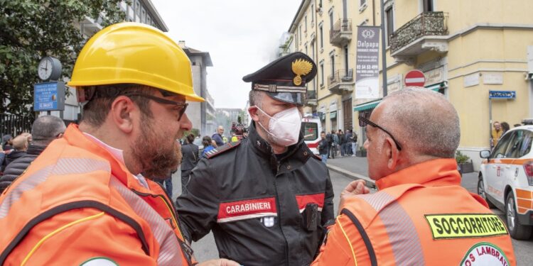 Veicolo trasportava bombole di ossigeno per farmacia