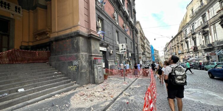 Lo scorso 30 maggio altro crollo. La zona è stata transennata