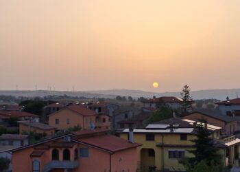 Cielo fosco e lattiginoso