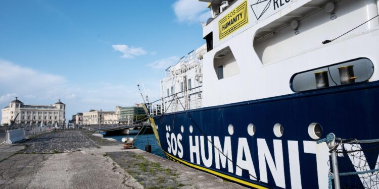 30 migranti a bordo