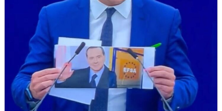 "Onori la memoria del presidente Berlusconi"