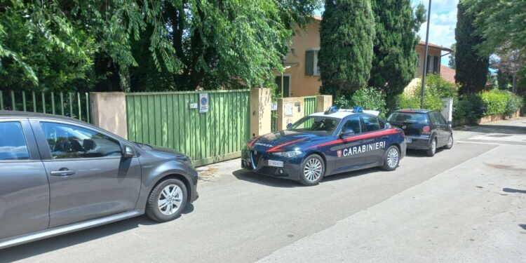 Sopralluoghi dei carabinieri. Figlia ricoverata in stato di choc