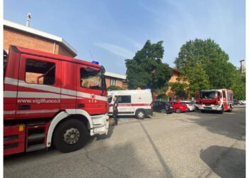 I vigili del fuoco stanno accertando le cause dell'incendio