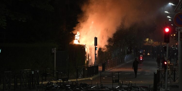 Continuano violenze e saccheggi a Nanterre