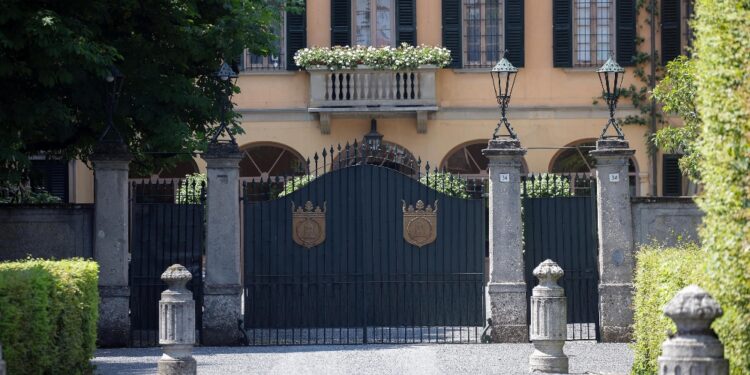 Nella cappella della villa con famigliari e amici stretti