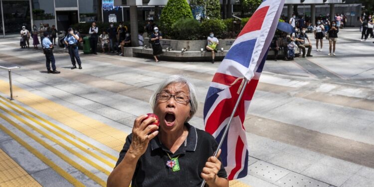 'Nonna Wong' è stata caricata su un furgone della polizia