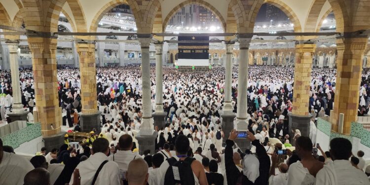 Convergono nel sito di Mina dopo il rito del giro alla Kaaba