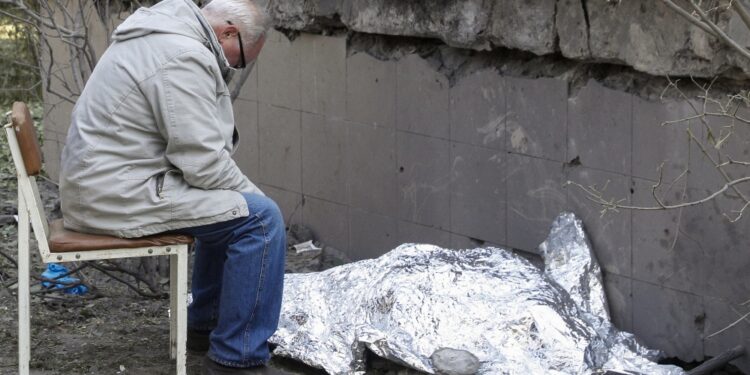 La foto dell'anziano disperato in strada fa il giro del web