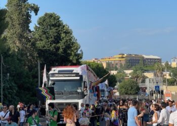 In corteo coppia di novelli sposi e tante famiglie arcobaleno