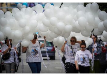 Applausi e palloncini bianchi