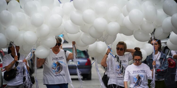 Applausi e palloncini bianchi