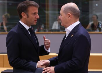 Il presidente francese rientra a Parigi per la riunione di crisi