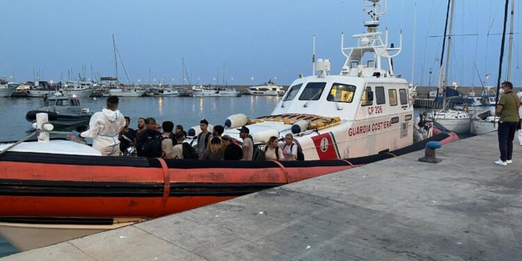 Erano in 103 su una barca a vela