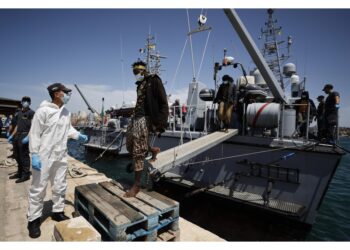 Aveva sbarcato 39 a Lampedusa disobbedendo alla G.costiera