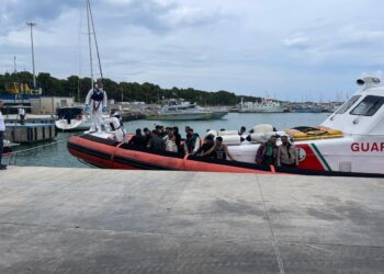 Soccorsi su una barca a vela al largo della costa calabrese