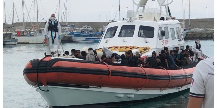 Soccorsi dalla Guardia costiera a 100 miglia dalla costa