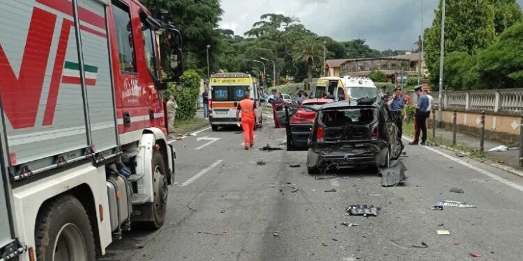 Due in modo grave ma non in pericolo di vita. Sei auto coinvolte