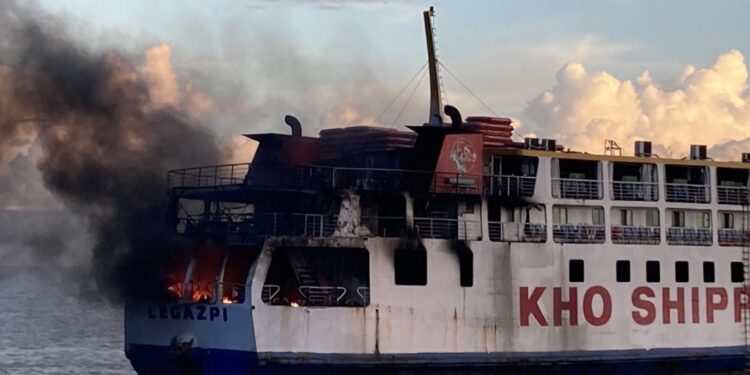 Incendio spento grazie a un cannone ad acqua su una nave vicina