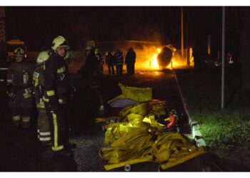 Stava spegnendo un incendio causato da un precedente attacco