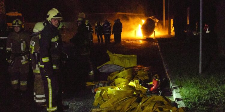 Stava spegnendo un incendio causato da un precedente attacco