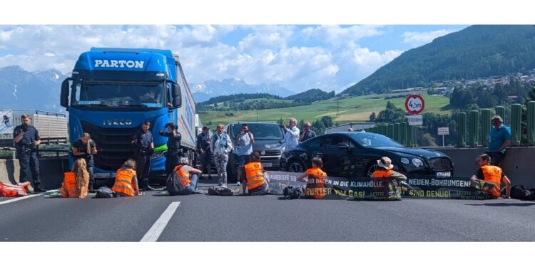 Stop al traffico verso sud sul ponte Europa