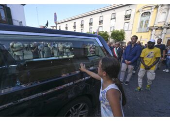 I parenti presenti ai funerali grazie a una raccolta di fondi