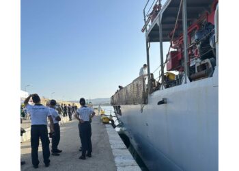 A bordo anche minori e donne incinte. Arrivano da Lampedusa