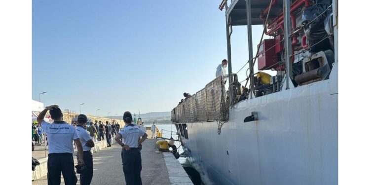 A bordo anche minori e donne incinte. Arrivano da Lampedusa