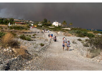 'È andato tutto bene'. Da 6 giorni un incendio devasta l'isola