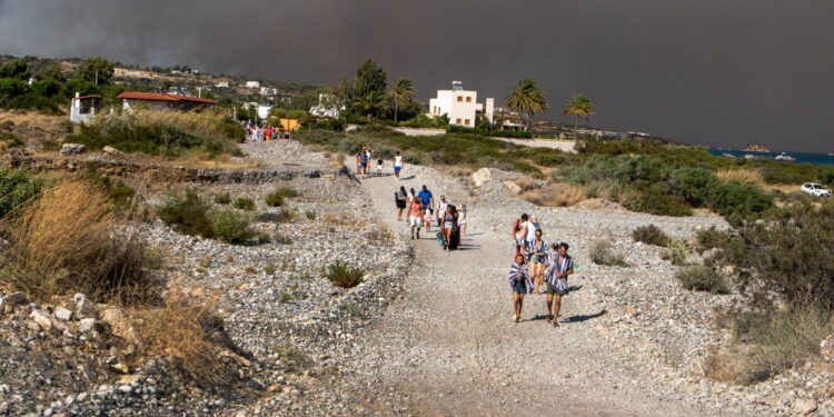 'È andato tutto bene'. Da 6 giorni un incendio devasta l'isola