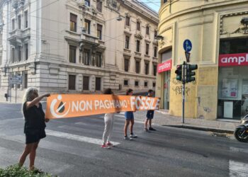 Striscione davanti a un semaforo