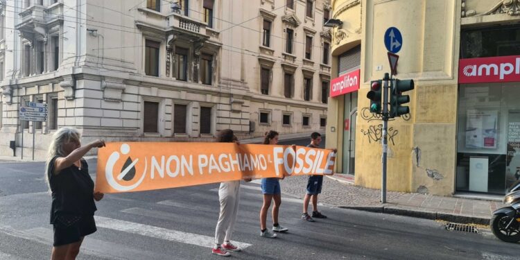 Striscione davanti a un semaforo