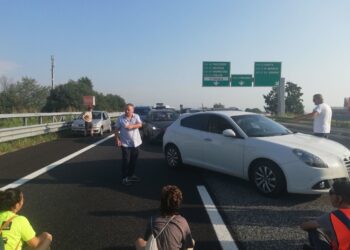 Manifestanti sulla strada Padana Superiore