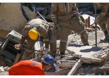 Due donne estratte vive dalle macerie. I palazzi erano a rischio