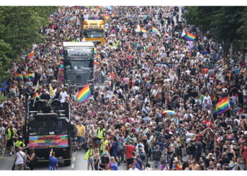 Al Christopher Street Day. La bandiera Lgbtq sulla Cancelleria