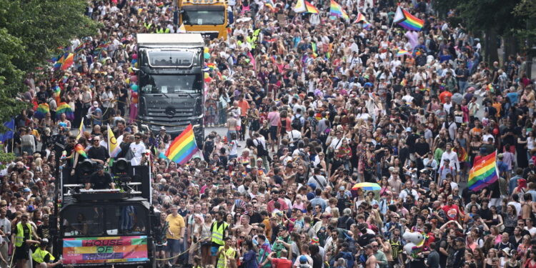 Al Christopher Street Day. La bandiera Lgbtq sulla Cancelleria