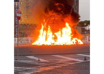 In fiamme a Napoli l'opera di Michelangelo Pistoletto