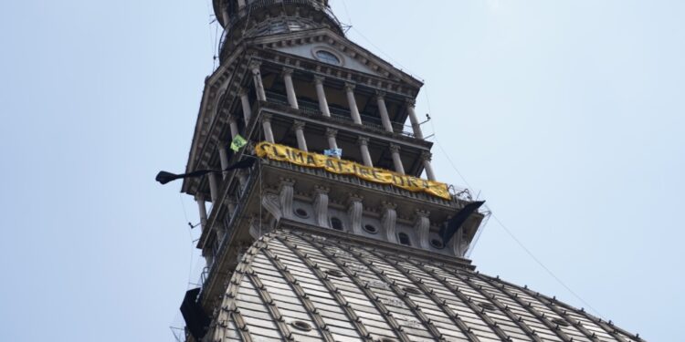 Attivisti appendono lo striscione 'Clima: agire ora'