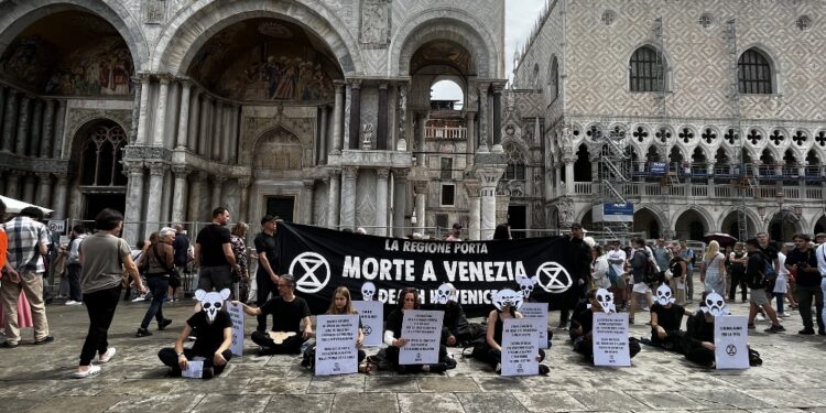 Militanti vestiti di nero e con maschere di teschio