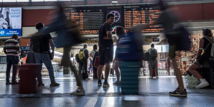 Immortalato mentre ruba la borsa in stazione a Bergamo