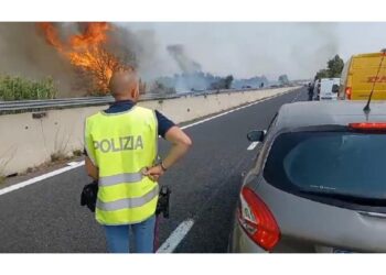 Un incendio invade anche la ferrovia