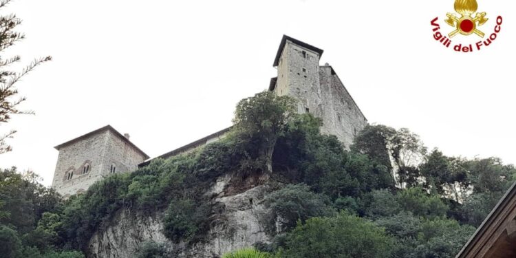 Un grosso masso e detriti sono rotolati verso valle