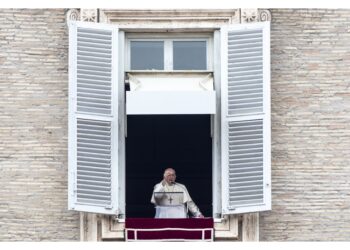 All'Angelus Francesco invita a non credere alle superstizioni