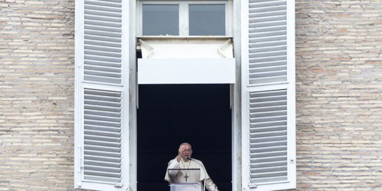 All'Angelus Francesco invita a non credere alle superstizioni