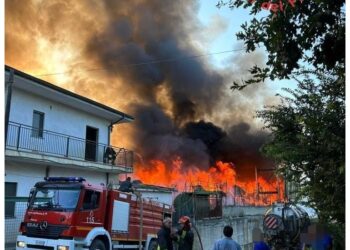 Indagini dei carabinieri. Vigili del fuoco impegnati da ore