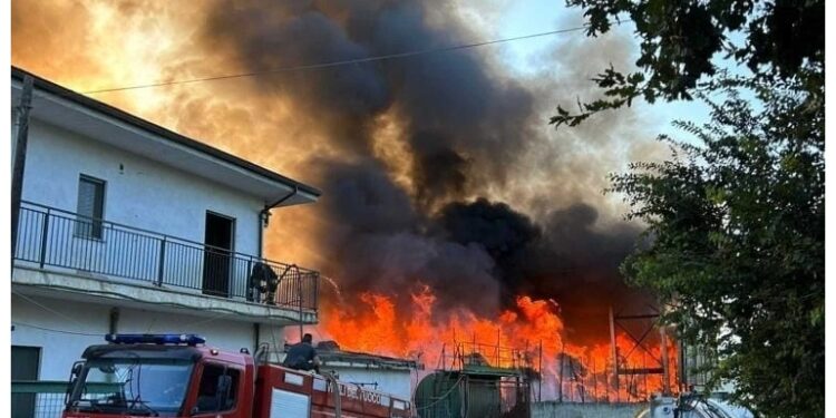 Indagini dei carabinieri. Vigili del fuoco impegnati da ore